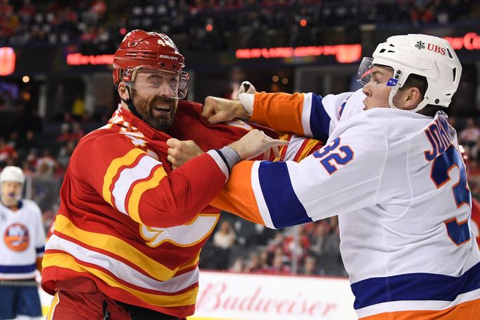 Útočník newyorských Islanders Ross Johnston (vpravo) v bitce s Erikem Gudbransonem z Calgary