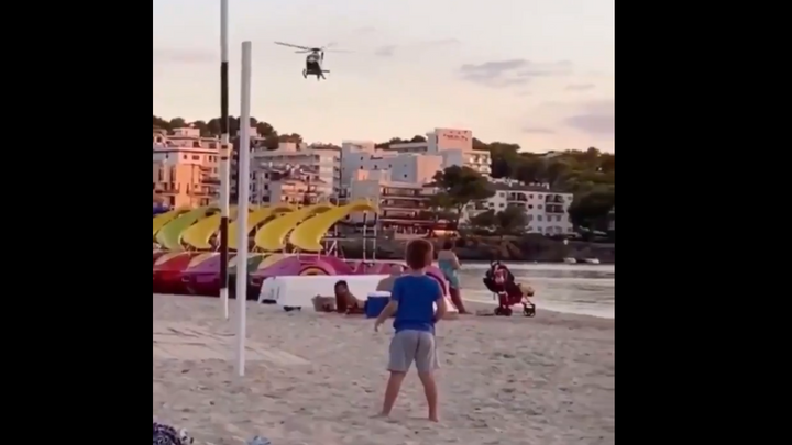 Vykliďte pláže, zní z vrtulníku, který na Mallorce vyhání kvůli viru lidi od moře