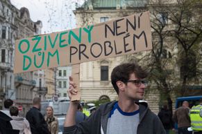 Foto: Make Klinika a threat again. Stovky lidí v Praze protestovaly za záchranu žižkovského centra