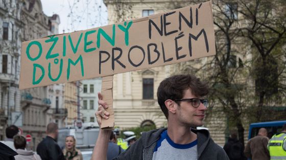 Protesty za zachování sociálního centra Klinika.