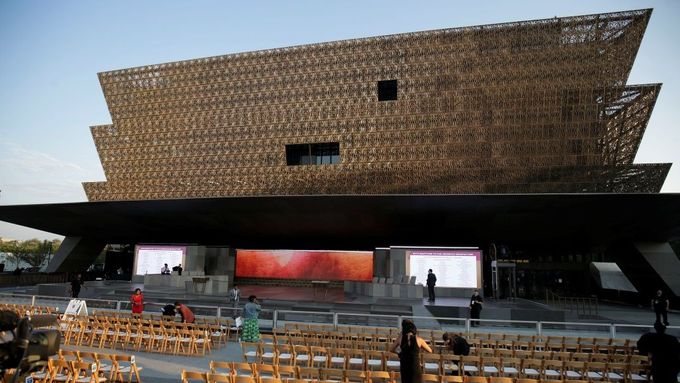 Přípravy na otevření prvního národního muzea afroamerické historie a kultury. Muzeum navrhl navrhl britský architekt David Adjaye.
