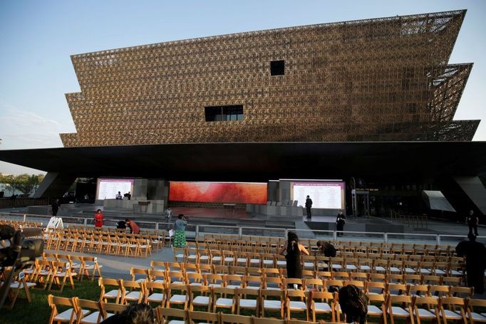 Přípravy na otevření prvního národního muzea afroamerické historie a kultury. Muzeum navrhl navrhl britský architekt David Adjaye.