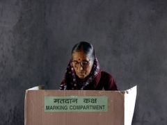 Žena u papírové volební zástěny nedaleko města Nágpur v centrální části Indie.