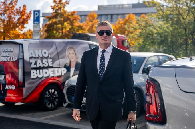 Předseda Motoristů Petr Macinka a jejich čestný prezident Filip Turek (na snímku) přicházejí na jednání s předsedou hnutí ANO Andrejem Babišem, 13. října 2025, Praha.