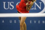 Ruská tenistka Maria Šarapovová podává na US Open v zápase proti Italce Vinciové.