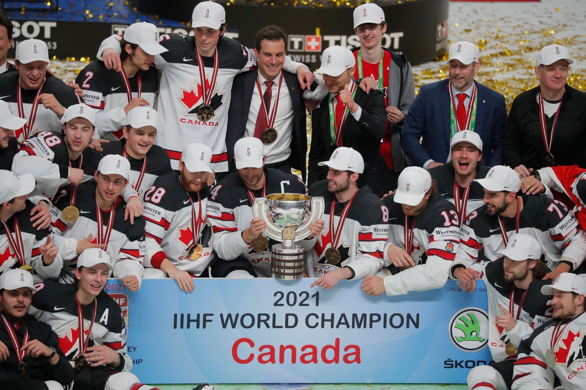 Kanaďané pózují s trofejí pro mistry světa 2021