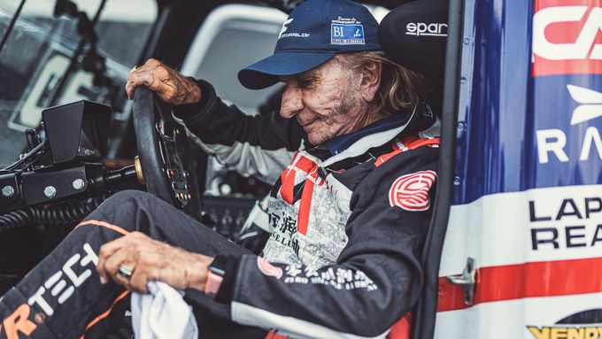 Video: Jel jako Fittipaldi. Legendární Brazilec debutoval v 73 letech v kamionu