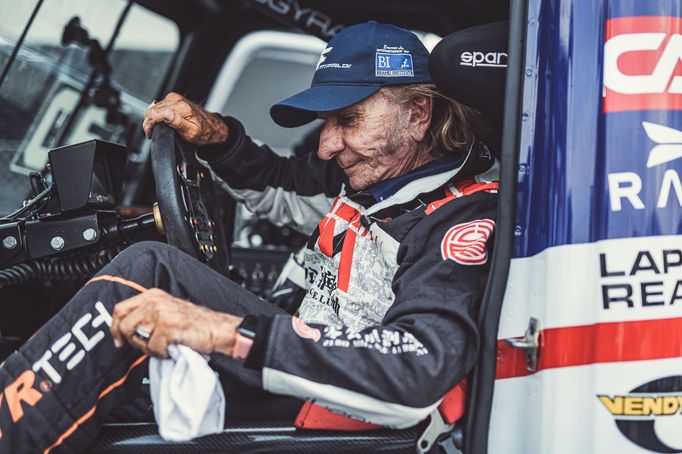 Emerson Fittipaldi při testech tahače Buggyra v Mostě