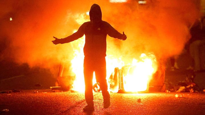 Migranti v hledáčku. Po obvinění cizinců zasáhla Severní Irsko vlna násilí