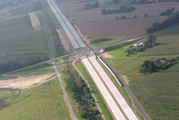 Tudy budou pneumatiky svištět k polské hranici i na Slovensko. Rychlostní silnice u Nošovic pod Beskydami.