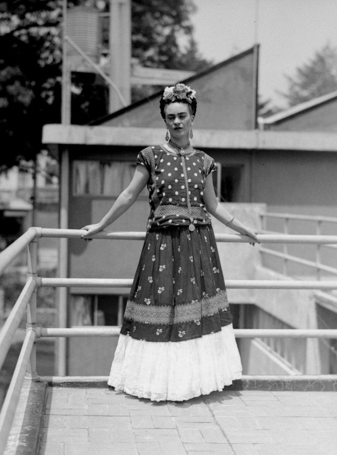 Frida Kahlo 14. dubna 1939 ve svém domě v Mexico City.