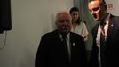 Lech Walesa přichází.