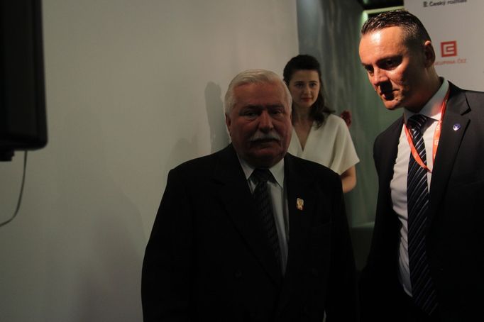 Lech Walesa přichází.