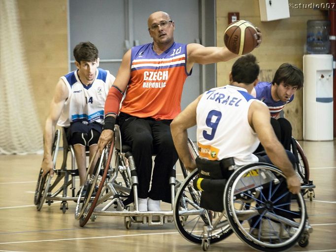 Rostislav Pohlmann hrál a dlouhou dobu i vedl českou basketbalovou reprezentaci na vozíku a pětkrát nastoupil i na mistrovství Evropy v nejvyšší skupině A.