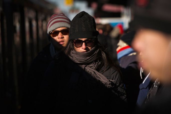 Newyorčané zahalení před mrazem čekají na vlak do centra New Yorku.