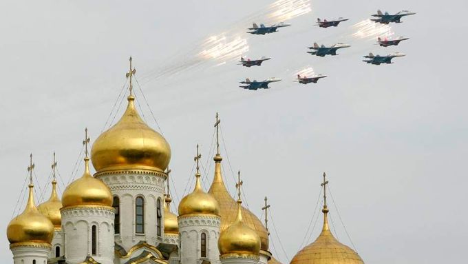 Letecké manévry nad Moskvou. Taková je příprava na oslavy konce války