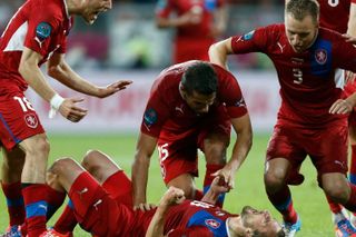 Čeští fotbalisté Daniel Kolář, Milan Baroš a Michal Kadlec se sklání nad Petrem Jiráčkem, jenž vstřelil gól Polsku v utkání skupiny A na Euru 2012.