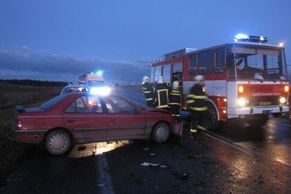 U Slaného se čelně srazila tři auta najednou