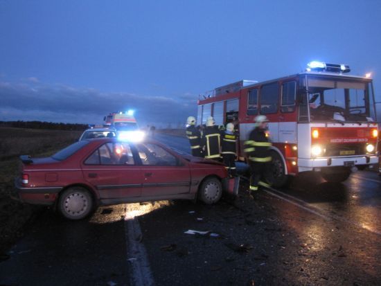 Nehoda tří aut u Slaného