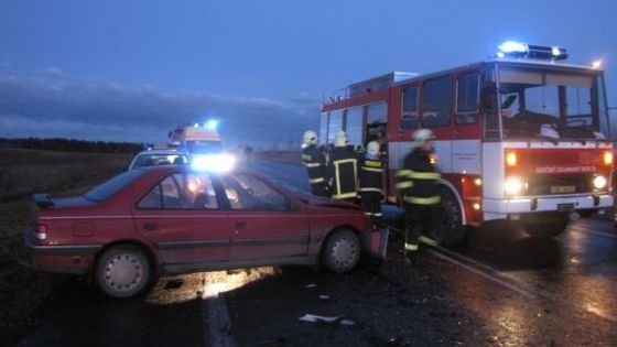 U Slaného se čelně srazila tři auta najednou