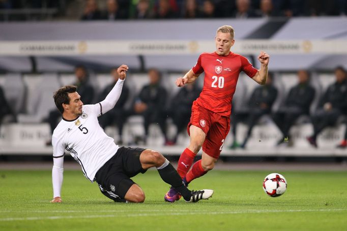 Mats Hummels a Matěj Vydra