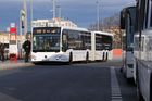 Fotky: Nejdelší autobus v Evropě. Dopravní podnik testuje nové soupravy na pražské letiště