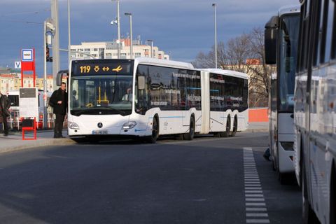 Velký autobus na cestu na letiště