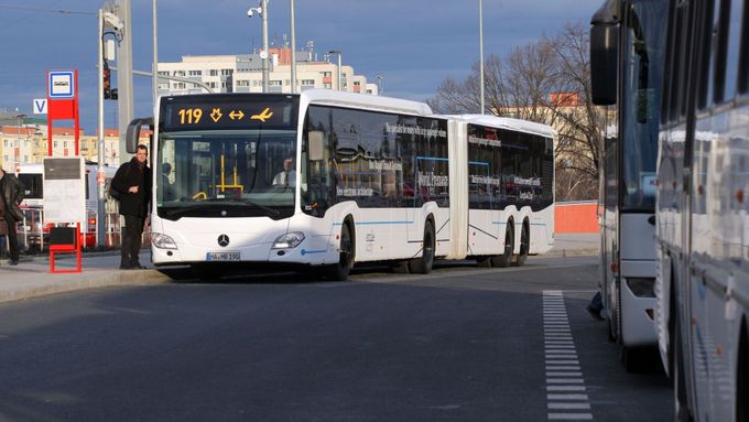 Fotky: Nejdelší autobus v Evropě. Dopravní podnik testuje nové soupravy na pražské letiště