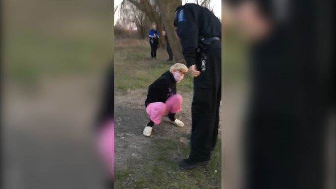 Pražský strážník udeřil dívku, která byla s kamarády u rybníku (3. 5. 2020)