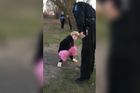 Teenagerka dostala od policisty facku