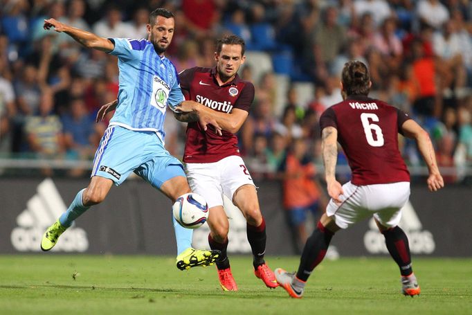 SL, Mladá Boleslav-Sparta: Lukáš Magera -  Mario Holek (uprostřed)