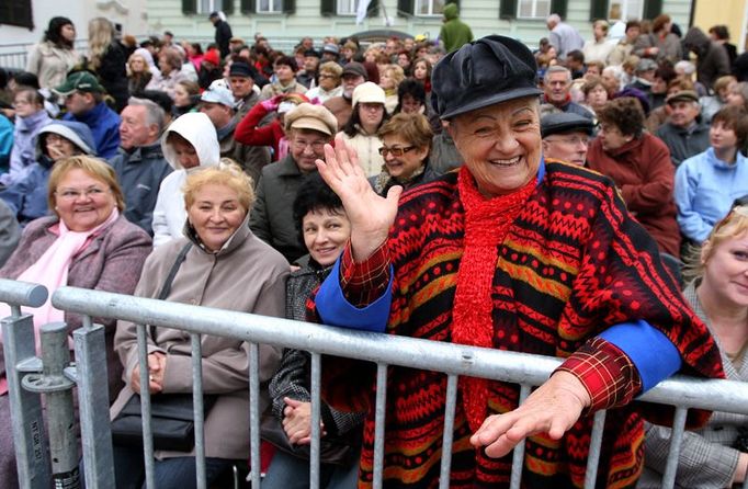 První řady na tribuně pro veřejnost se zaplnily dvě hodiny před příchodem královny.