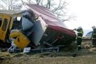 Srážka vlaku s kamionem u Obrataně si vyžádala 12 zraněných