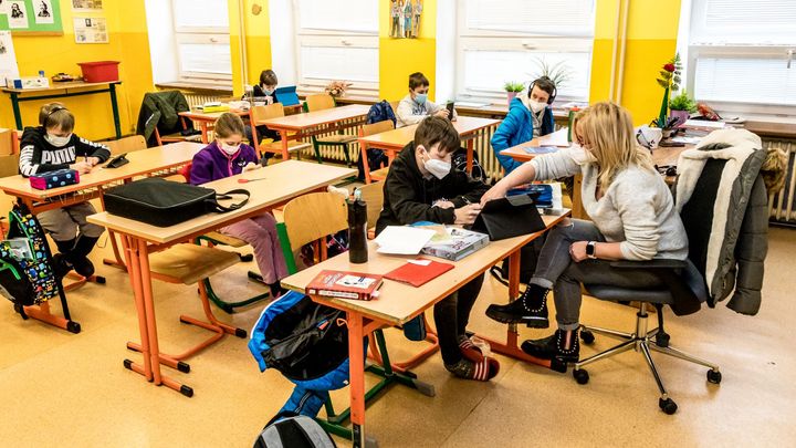 Běháme mezi třídami, děti nemá kdo učit ani hlídat. Kvůli covidu chybí učitelé; Zdroj foto: ČTK