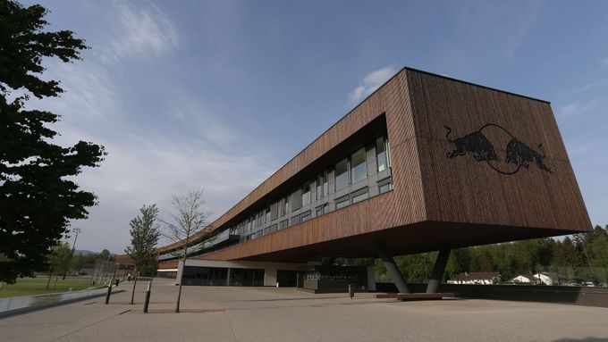 Hlavní budova akademie připomíná při pohledu shora jedničku.