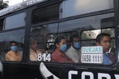 Mexiku hrozí pandemie, smrtící vir se šíří do světa