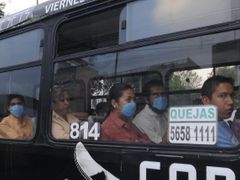 Lidé s rouškami v mexickém autobuse
