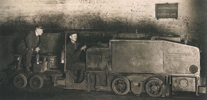 Ukázka z knihy Ondřeje Durczaka „Vzhůru do dolů! - Fotografické album průmyslového a kulturního dědictví uhelného hornictví ostravsko-karvinského revíru“ z roku 2023.