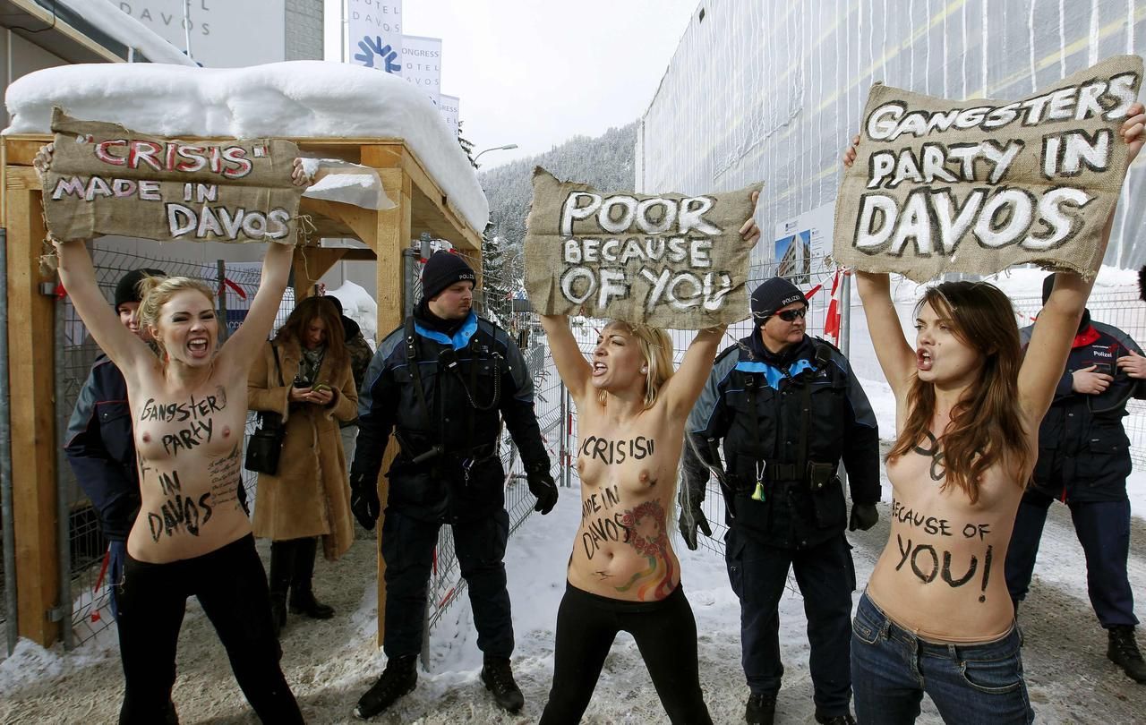 Protest feministek na Ekonomickém světovém fóru v Davosu