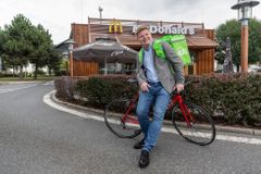 McDonald’s začne doručovat jídlo už i v Česku. Rozvoz zajistí Uber