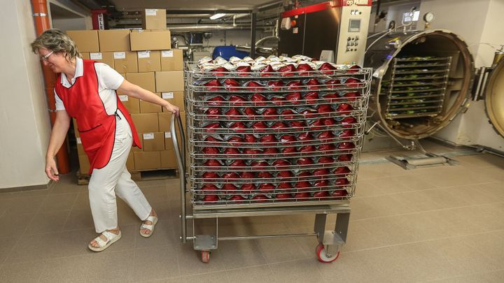 Foto: Továrna na svíčkové. Vyrobí jich 50 tisíc a díky tajné metodě vydrží tři roky