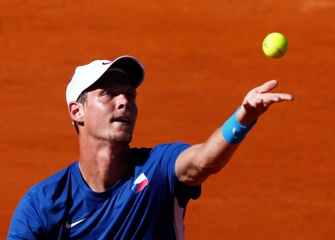 Český tenista Tomáš Berdych v prvním semifinálovém utkání Davis Cupu 2012 s Argentincem Juanem Mónacem.