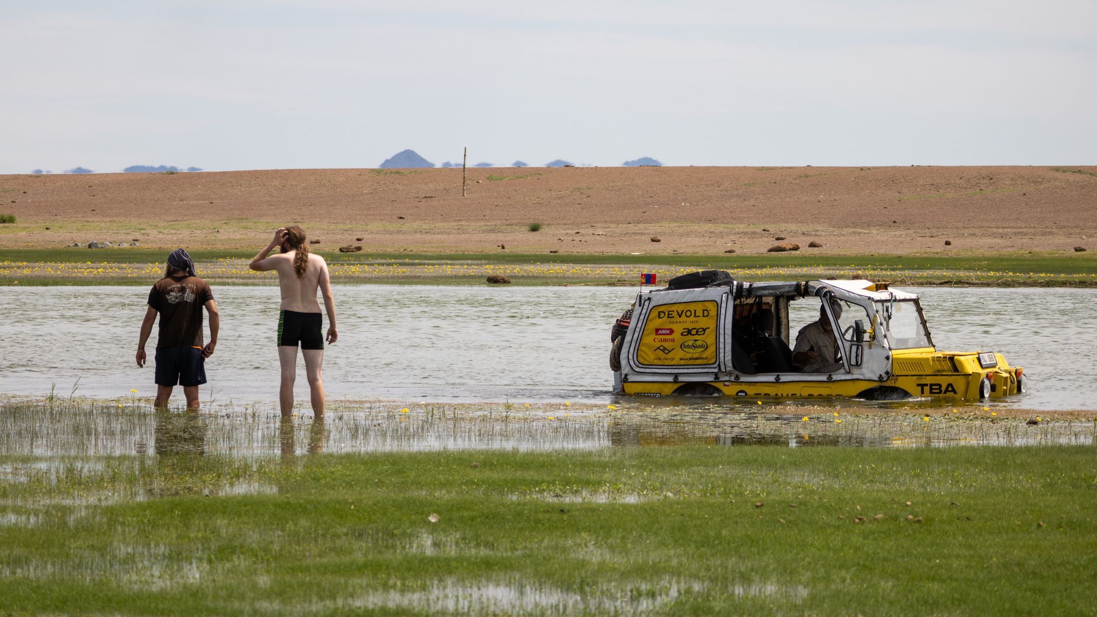 Žlutá žába pluje!