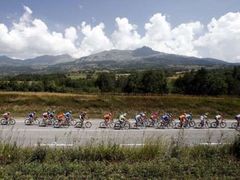 Peloton Tour de France pod Alpami, kam se jezdci šplhali v 15. etapě.