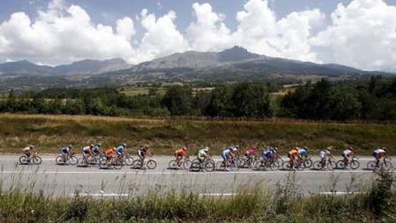 Cyklisté na Tour se vyšplhali do Alp