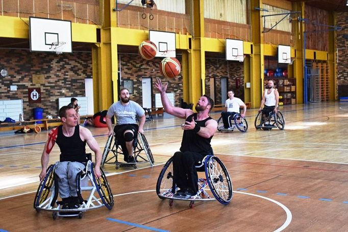 Jakub Thieme a Filip Pospíšil při reprezentačním tréninku basketbalistů na vozíku.