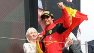 Carlos Sainz junior z Ferrari slaví triumf ve Velké ceně Británie F1 2022