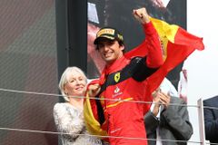 Drama F1 v Silverstonu: Letící Číňan, honička až do konce a Sainzův premiérový triumf