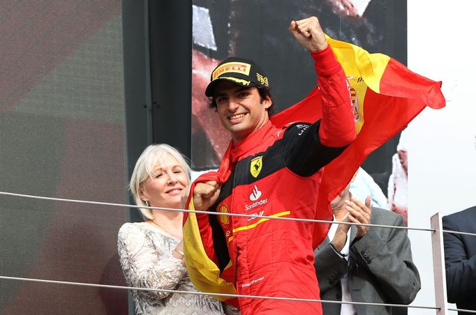 Carlos Sainz junior z Ferrari slaví triumf ve Velké ceně Británie F1 2022.