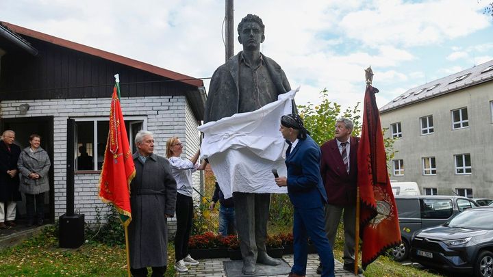 Ve Vsetíně znovu stojí socha Julia Fučíka. Komunisté vyhráli spor s městem